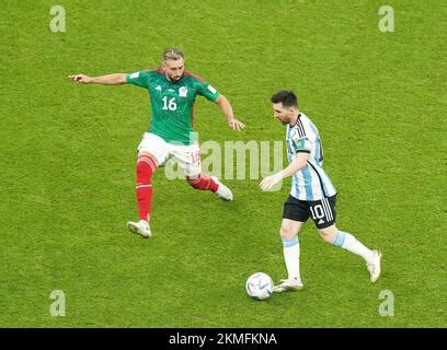 Argentiniens Lionel Messi Links Und Mexikos Uriel Antuna K Mpfen Um