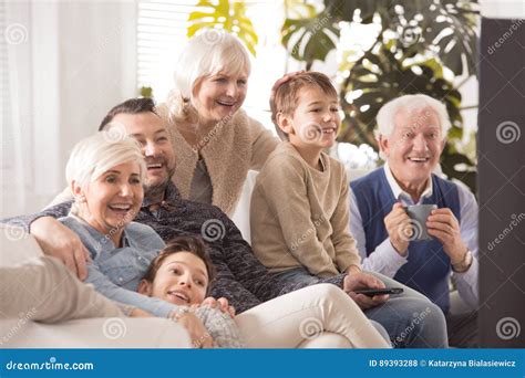 Grande Famille Heureuse Regardant La Tv Photo Stock Image Du