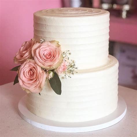 Pastel De Boda Sencillo Pero Elegante Cubierto De Buttercream Y Rosas Naturales Informes