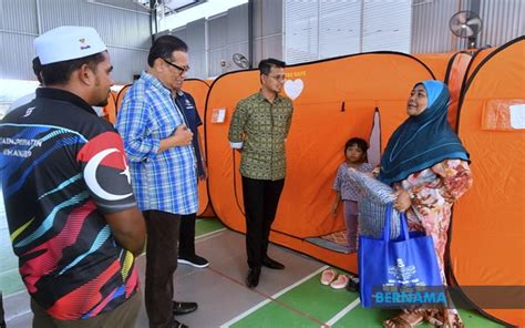 BERNAMA NUMBER OF FLOOD VICTIMS IN JOHOR PAHANG DROPS TO 5 802