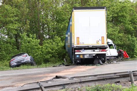 Unfall Auf A6 Lastwagen Durchbricht Mittelleitplanke Und Kracht In VW