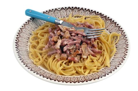 Placa De Linguine Con Tocino Y Guardarropa Sobre Fondo Blanco Foto De