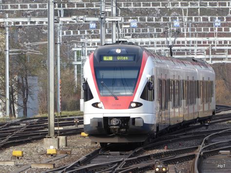 Sbb Triebzug Rabe Bei Der Einfahrt Im Bahnhof Biel Am