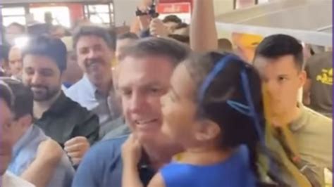 Bolsonaro cumprimenta apoiadores e dá autógrafos em Goiás assista