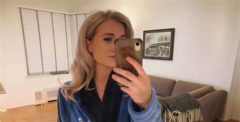 FOTO Britt Dekker Post Spiegelfoto In Een Iets Te Kleine Groene Bikini