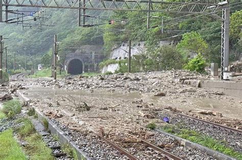 快訊／宜花暴雨狂炸土石崩落 台鐵北迴線、蘇花公路中斷搶修 上報 焦點