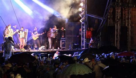 Rede Globo Rpctv Mesmo Com Chuva Grande Público Lotou A Festa Do