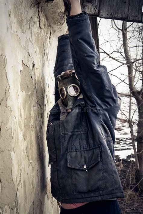 Apocalyptic Concept A Man In A Gas Mask Imagem De Stock Imagem De