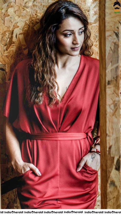 Leaked Hot And Unseen Private Photos Of Trisha Krishnan Set