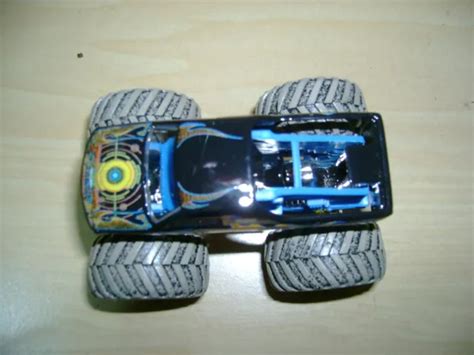 CAMION NOIR HOT Wheels Monster Jam Aftershock Avec Bandes De Roulement De Boue EUR