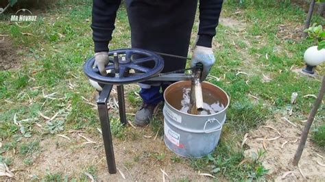 Как из хлама сделать ручной насос для перекачки воды своими руками
