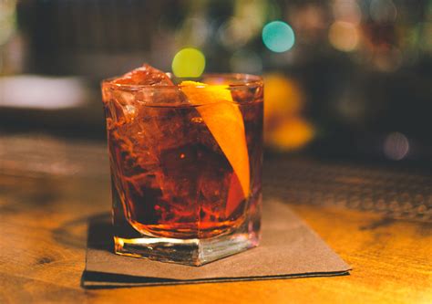 5 cocteles con whisky fáciles de preparar para disfrutar en su día