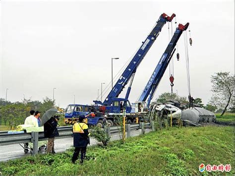 水泥車疑超速 撞護欄駕駛亡 地方 自由時報電子報