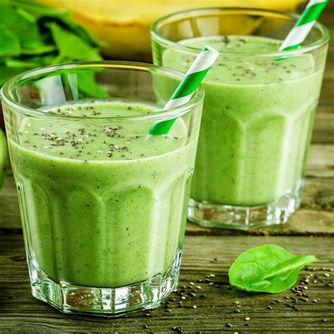 Smoothie verde de aguacate espinacas plátano y almendras Ñam