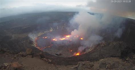 Hawaiis Kilauea Volcano Erupts As Lava Fountains Form In Park