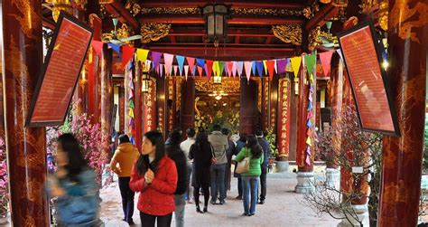 Bach Ma Temple Hanoi - The Oldest Temple of Hanoi (White Horse)