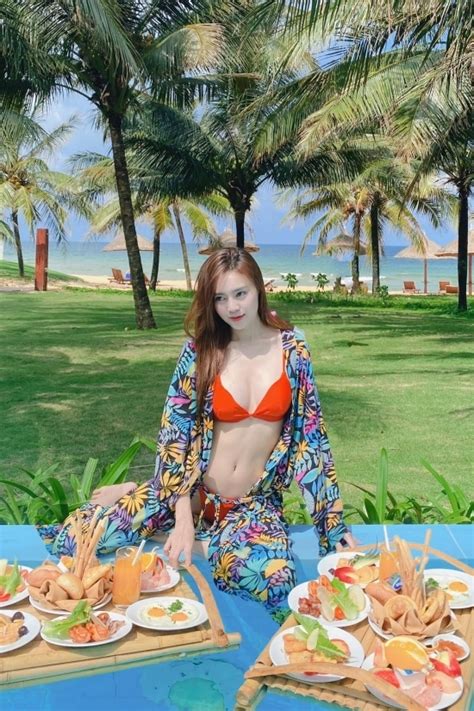 Lan Ng C Tung Nh Bikini N Ng B Ng Khoe V Ng Eo