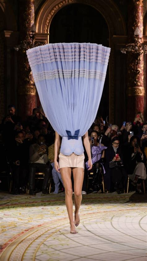 Viral Gaun Terbalik 12 Koleksi Couture Viktor Rolf SS23