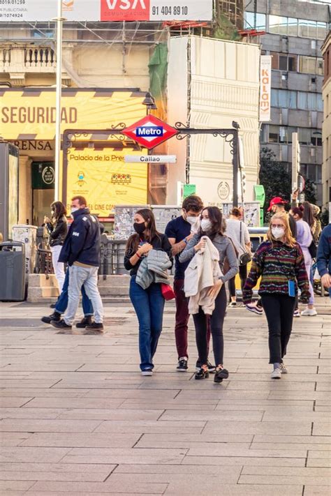 Preciados Calle Comercial Llena De Gente Caminando Pese A Las