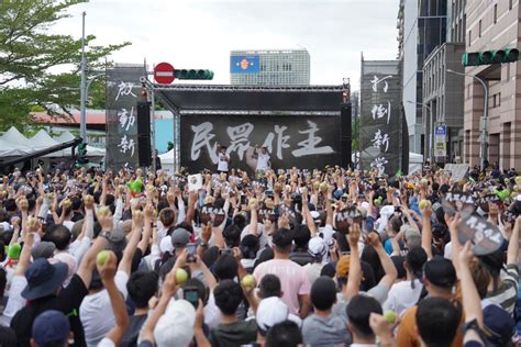 現場觀察／民眾黨519草根行動 支持者「小草」改拿「小蔥」儼成黃國昌主場~{即時}~{2024 05 19 17 11}~{記者蔡宜彣}