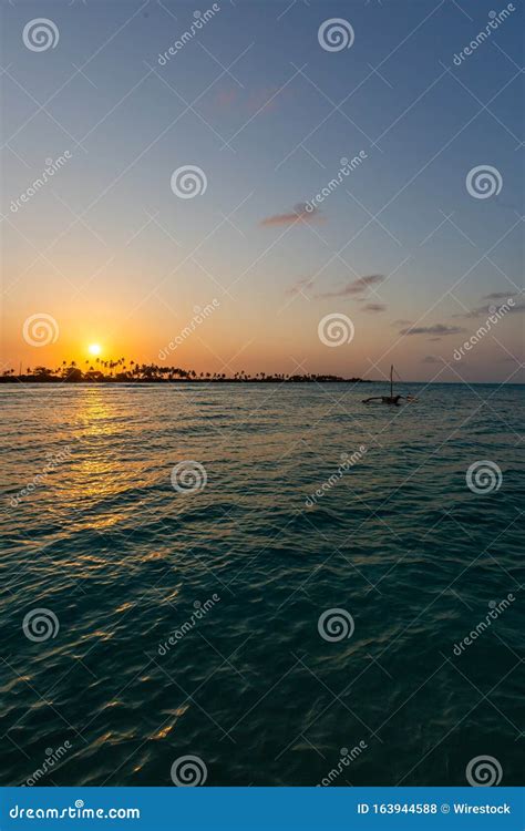 Imagen Vertical De Una Puesta De Sol Impresionante Sobre El Oc Ano En