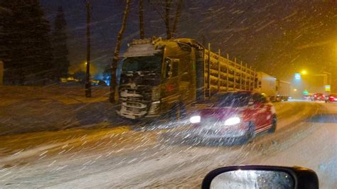 Znów na drogach bardzo trudne warunki do jazdy samochodem