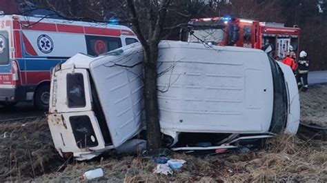 Rusiec wypadek na DK 74 Bus wypadł z drogi i owinął się wokół drzewa