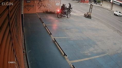 Câmera de segurança mostra tentativa frustrada de furto a motocicleta