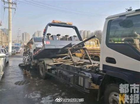 西安一处水管突然爆裂 路面塌陷积水蔓延 西安 积水 水管 新浪新闻