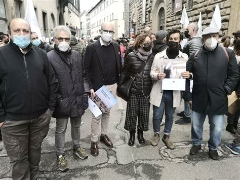 A Firenze Il Grido Dei Commercianti Di Confcommercio Riaperture Dall