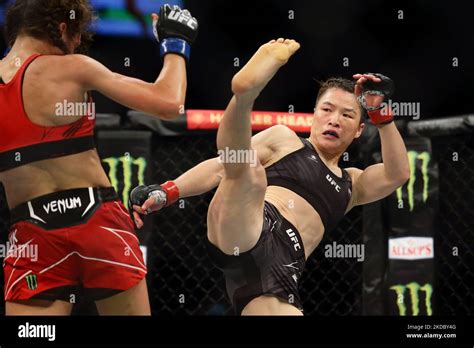 Zhang Weili De Chine R Combat Joanna Jedrzejczyk De Pologne Dans