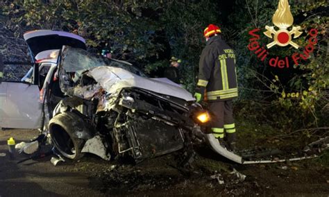 L Auto Con Cinque Amici Si Ribalta E Si Schianta Contro Un Albero