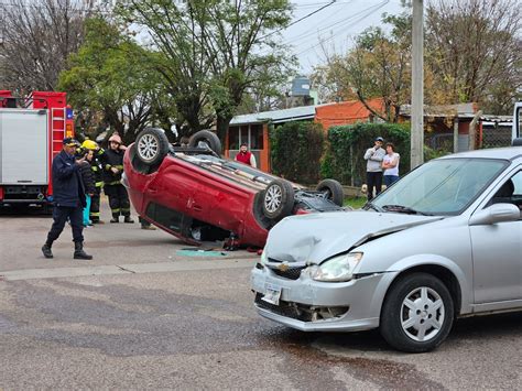 Choque Y Vuelco En Plena Ciudad Dej Una Persona Lesionada Infopico