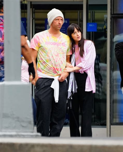 La mansión con 9 baños donde vive Chris Martin y Dakota Johnson