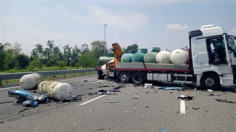 Incidente Sull A Schianto Fra Tre Tir E Due Auto Due Morti E Tre Feriti