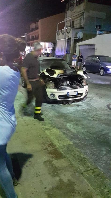 Reggio Calabria Paura Nella Notte A Gallico Auto Prende Fuoco