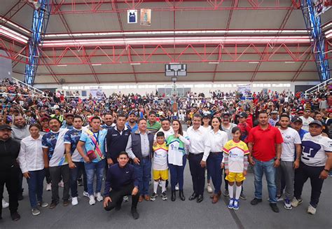 Tere Jiménez Entrega Uniformes a Participantes de la Copa