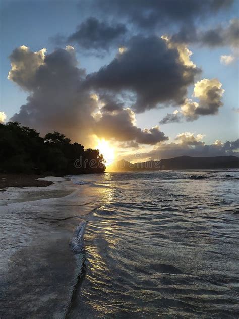 Uma Bela Paisagem De Praia Montanhas Un Hermoso Paisaje De Playa