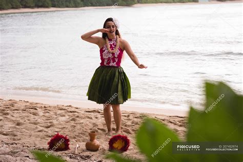 Hawaii Hula Dancer In Costume Dancing On The Beach — Hawaiian