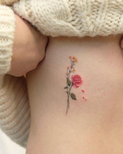 Tatuajes en el costado para mujer diseños diminutos que te encantarán