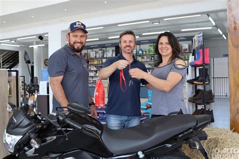 Suifarma Entrega Moto Zero Km A Ganhadora Da Promo O De Anivers Rio