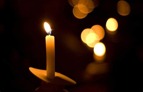 Ideas for a Candlelight Memorial Service | LoveToKnow