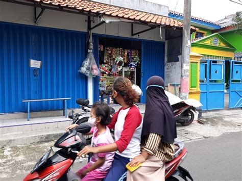 Modus Jadi Pembeli Rampok Gasak Handphone Pemilik Warung Di Pasar Rebo