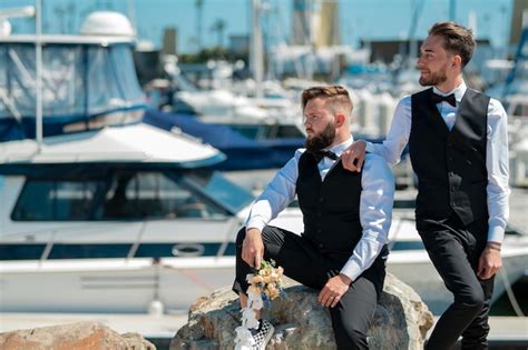 Retrato de feliz pareja gay enamorada el día de la boda cerca del yate barco matrimonio gay boda