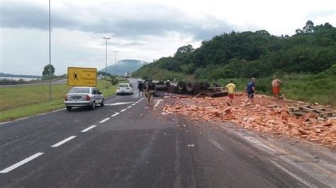 Feriadão de Natal tem 12 mortes e 96 feridos em acidentes em rodovias no RS