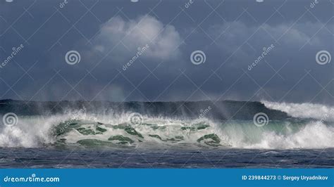 海洋 海洋表面强大的海浪 在浅滩上的海浪 暴风雨的天空 库存图片 图片 包括有 天堂 气候 239844273