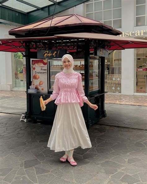 Ide Setelan Skirt Putih Dan Atasan Ala Influencer Hijab