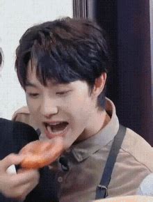 Zhangxinyao Bite Zhangxinyao Bite Eat Discover Share GIFs