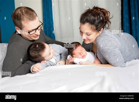 Feliz Familia En La Cama Bajo Fotograf As E Im Genes De Alta Resoluci N