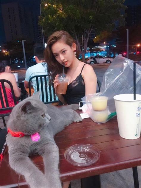 Hot girl và hot boy Việt 1 5 2017 Milan Phạm khoe dáng trên bãi biển Quỳnh Anh Shyn cầm cờ